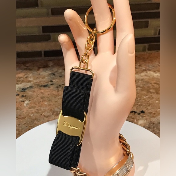 Salvatore Ferragamo Vara Ribbon Key Ring/ Bag Charm- NIB❤️🔥😍 - Picture 13 of 17